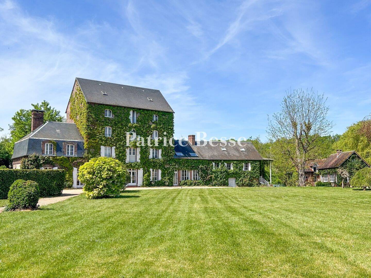 Maison 16 pièces 500 m² · à Conches-en-Ouche · 500 m² · 1 150 000 €