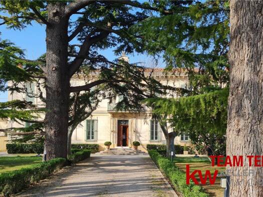 Hôtel particulier à vendre 2 300 000 € 1 pièce 7 chambres 496,1 m² 4 239 m² de terrain Grans 13450