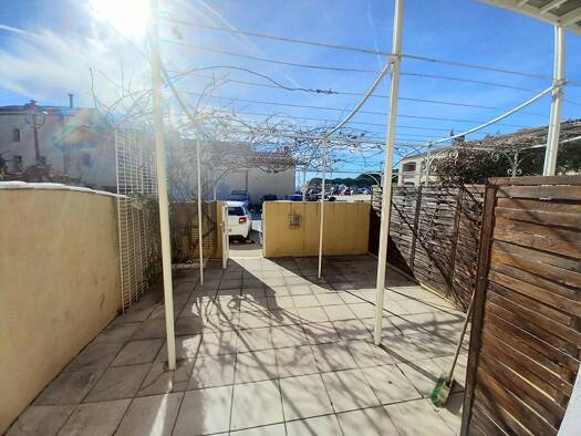 Appartement à louer 945 € 3 pièces 2 chambres 71 m² RDC Saint Chamas Nord Saint-Chamas 13250