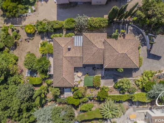 Maison de plain-pied à vendre 795 000 € 11 pièces 7 chambres 250 m² 1 400 m² de terrain Saint Aygulf Fréjus 83370