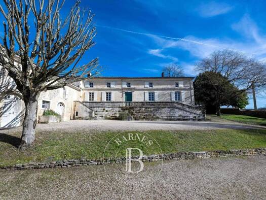 Maison à vendre 1 130 000 € 11 pièces 490 m² 58 400 m² de terrain Moulidars 16290