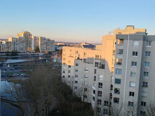 Appartement à louer 580 € 4 pièces 3 chambres 74 m² Étage 7/7 Pvé Neuf-Mont d'Est Noisy-le-Grand 93160