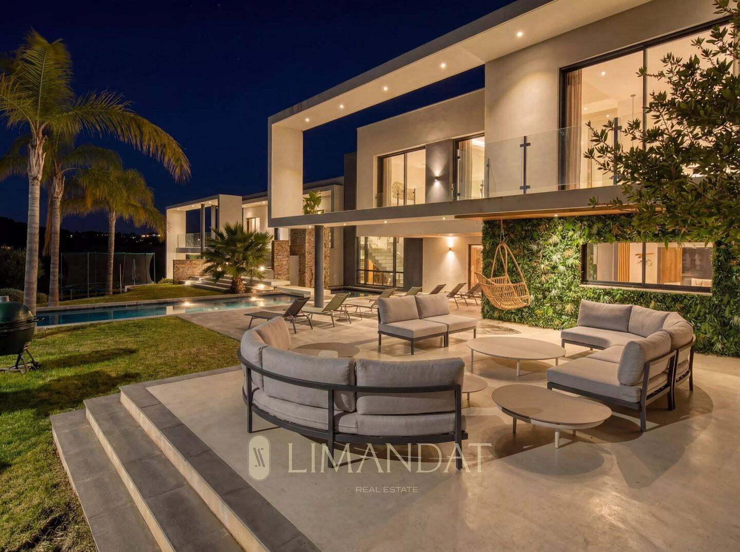 Maison 17 pièces 650 m² · à Roquefort-les-Pins · 650 m² · 17 000 €