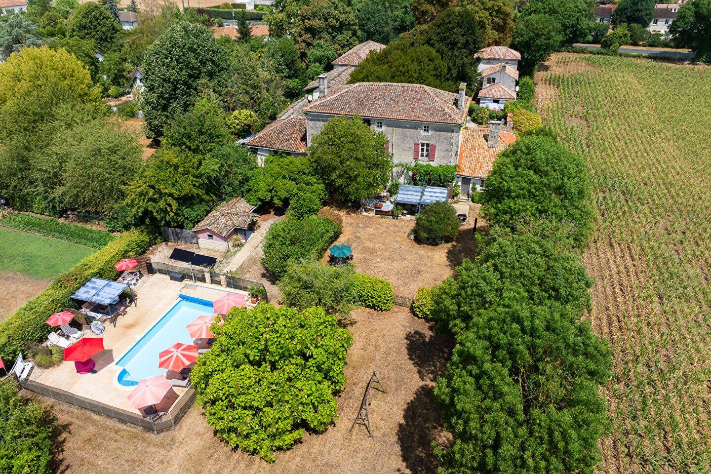 Maison 24 pièces 565 m² · à Chef-Boutonne · 565 m² · 720 000 €