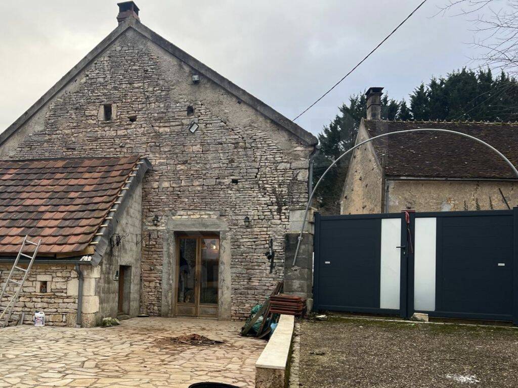 Maison 7 pièces 215 m² · à Sougères-en-Puisaye · 215 m² · 135 000 €