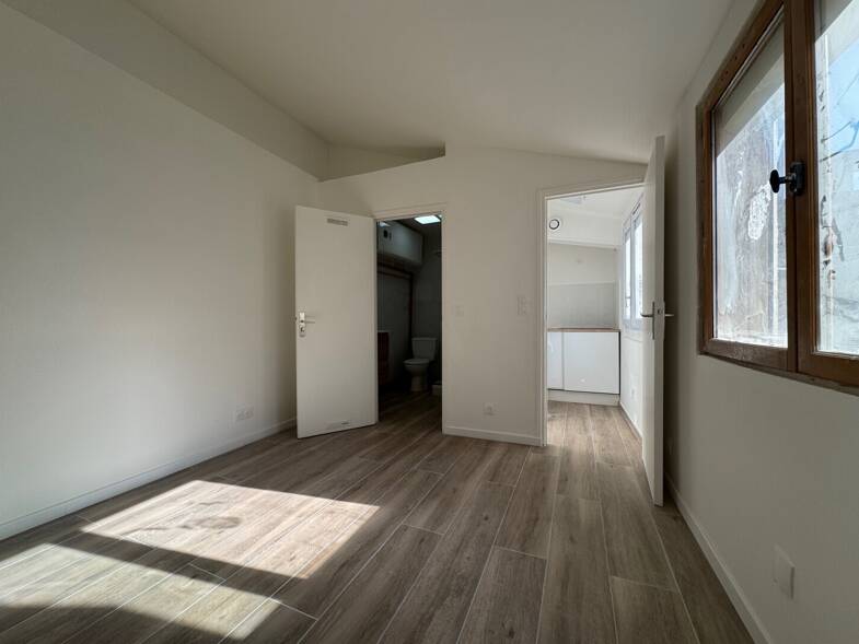 Appartement à louer 890 € 1 pièce 21 m² Sous le toit, Étage 3/3 Père Lachaise-Réunion Paris 20ème 75020