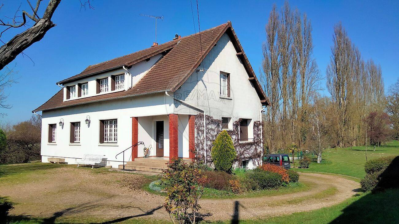 Maison 9 pièces 207 m² · à Dompierre-sur-Besbre · 207 m² · 190 000 €