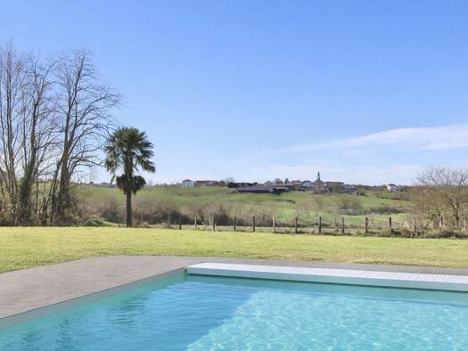 Ferme à vendre - Première occupation 1 484 000 € 12 pièces 9 chambres 396 m² 4 500 m² de terrain Arraute-Charritte 64120