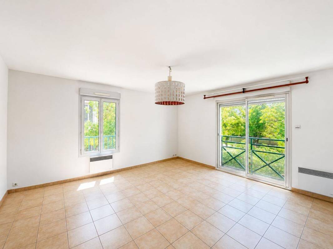 Appartement 3 pièces 71 m² · à Pertuis · 70,8 m² · 990 €