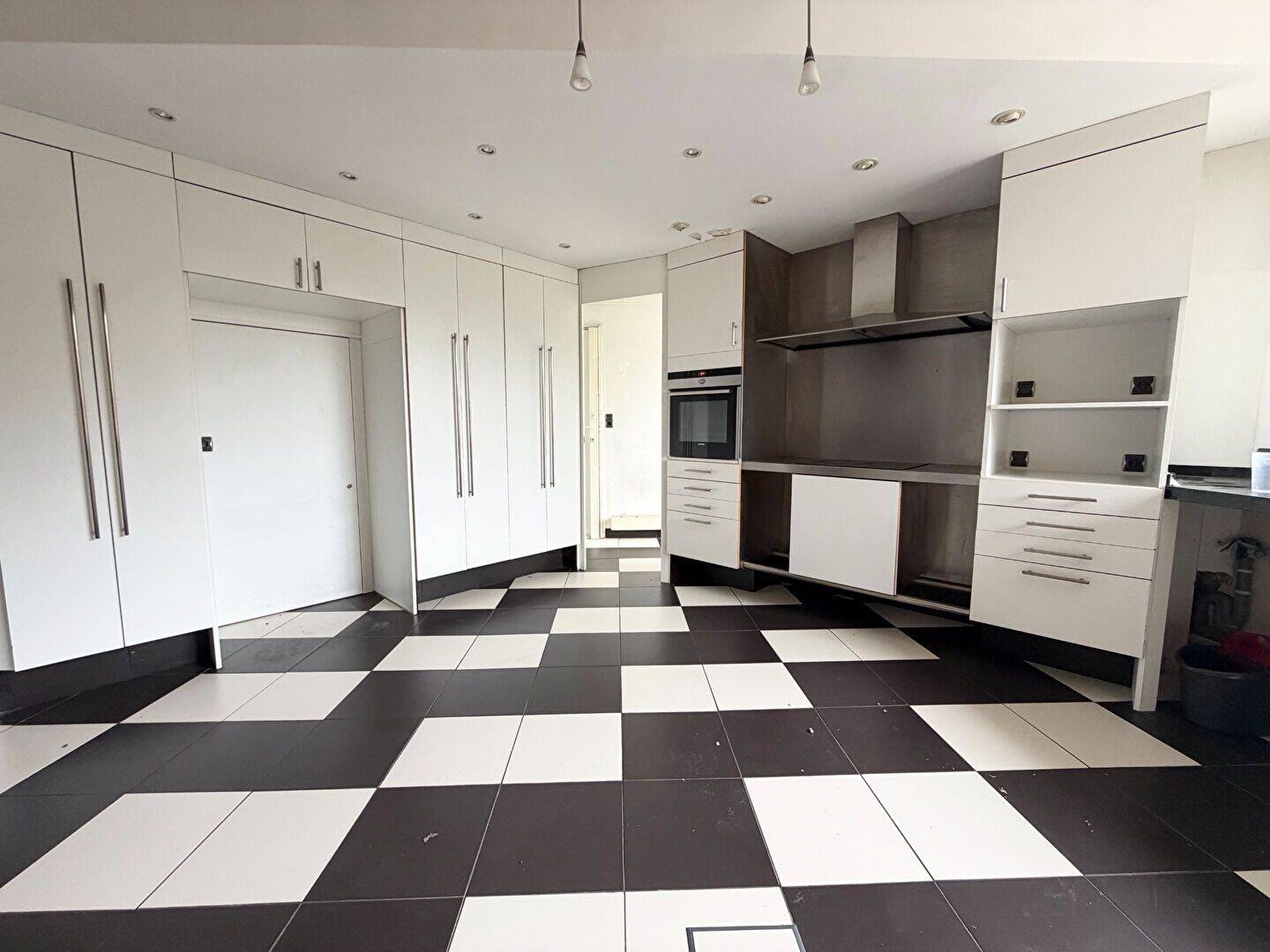 APPARTEMENT T6 EN DUPLEX AVEC TERRASSE, GARAGES ET CAVES, DERNI — 7