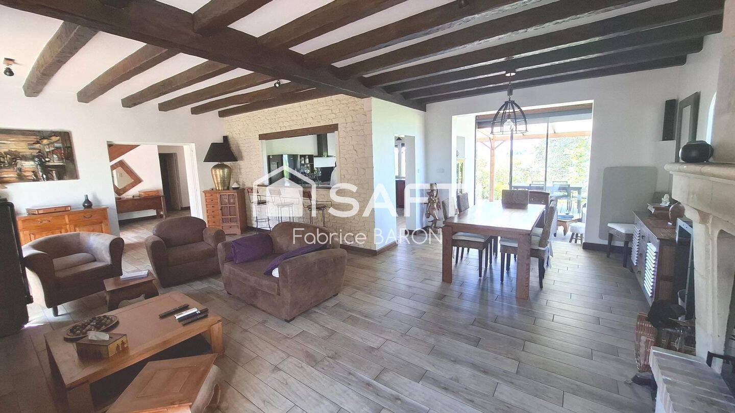 Maison 8 pièces 176 m² · à Monthoiron · 176 m² · 317 000 €