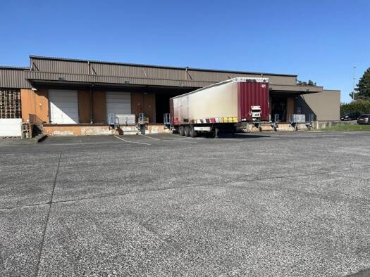 Local d'activités à louer 15 000 € 2 500 m² d'espace de stockage Fontaine-Notre-Dame 59400