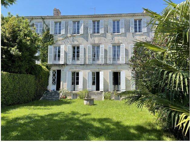 Maison 15 pièces 470 m² · à Saintes · 470 m² · 444 000 €