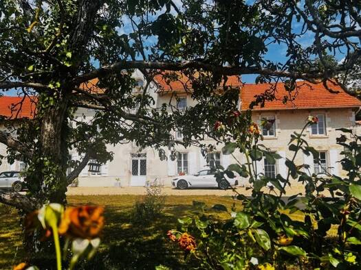 Maison à vendre 1 299 000 € 20 pièces 14 chambres 590 m² 30 267 m² de terrain Anais 17540