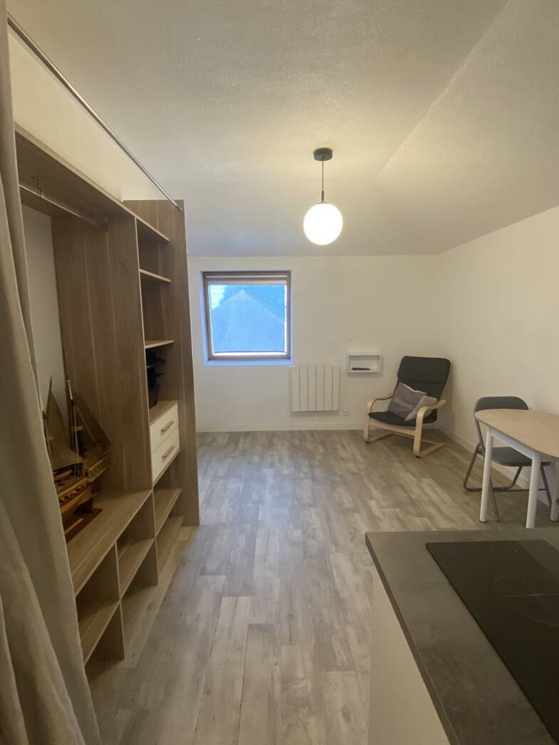 Appartement à louer 695 € 1 pièce 20 m² Sous le toit, Étage 2/2 Evry 91000