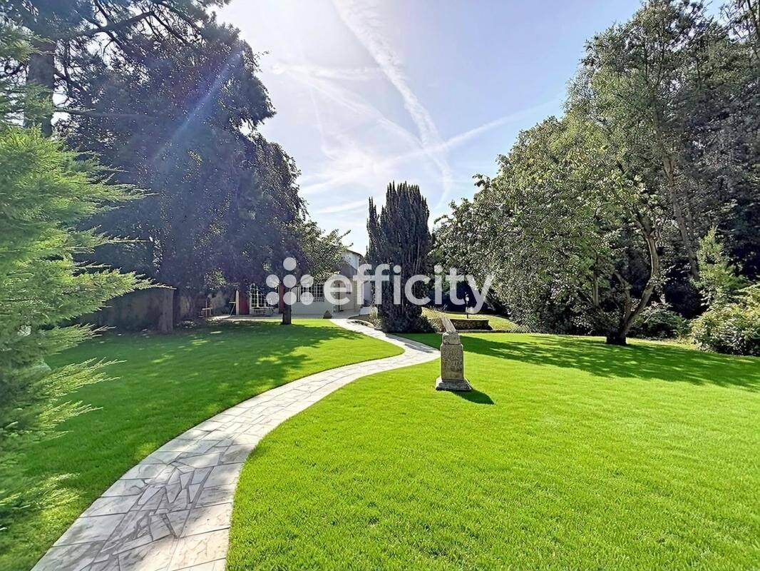 Maison 8 pièces 275 m² · à Villecresnes · 275 m² · 599 000 €