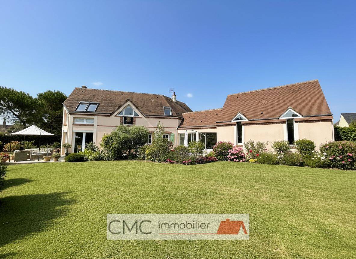 Maison 8 pièces 200 m² · à Fontaine-la-Guyon · 200 m² · 433 665 €