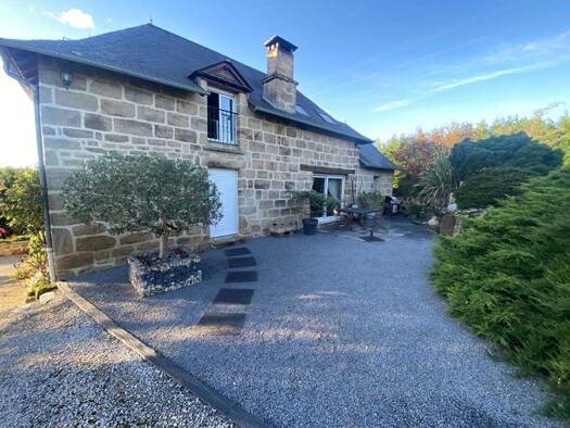 Maison à vendre 439 900 € 6 pièces 4 chambres 126 m² 3 500 m² de terrain Donzenac 19270