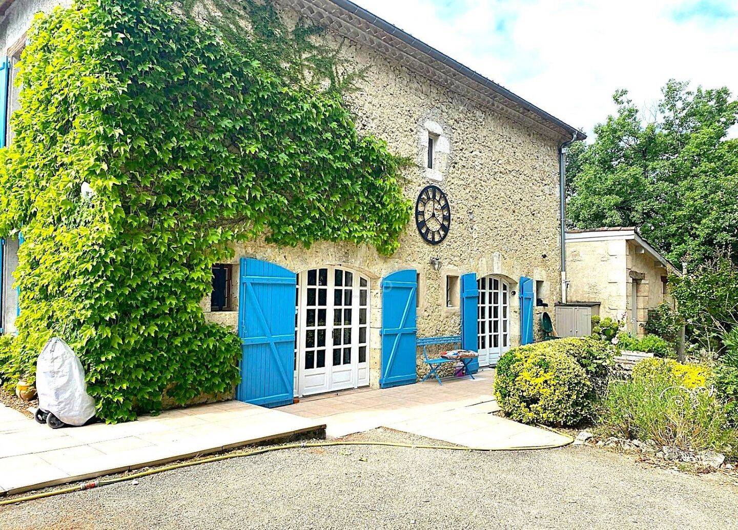 Maison 15 pièces 240 m² · à Maubec · 240 m² · 578 000 €