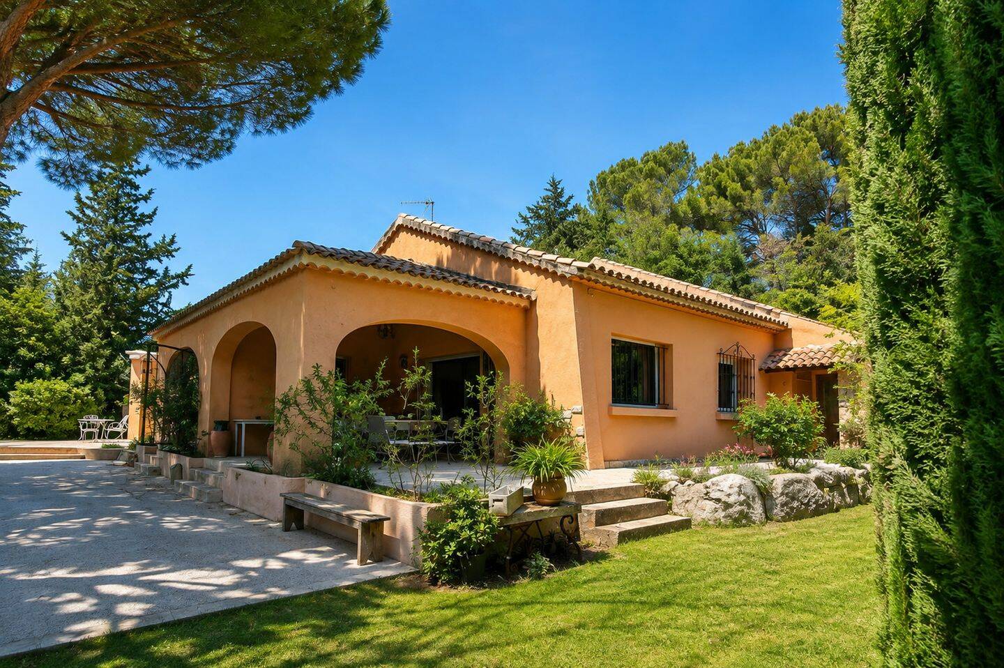 Maison 7 pièces 240 m² · à Saint-Marc-Jaumegarde · 240 m² · 1 380 000 €