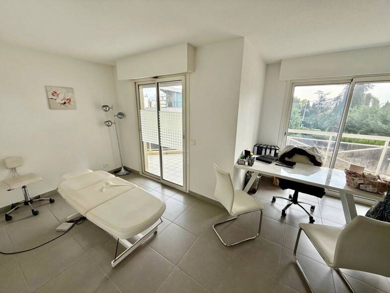 Appartement à vendre 275 000 € 2 pièces 1 chambre 41,5 m² RDC/4 Caucade Nice 06000