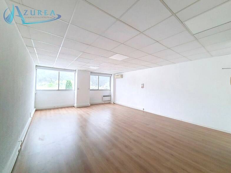 Espace bureau à vendre 74 800 € 35 m² de bureaux Les Ecarts-Village-Plans de Carros Carros 06510