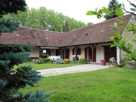 Maison de plain-pied à vendre 532 000 € 6 pièces 3 chambres 5 015 m² de terrain Noisy-sur-École 77123