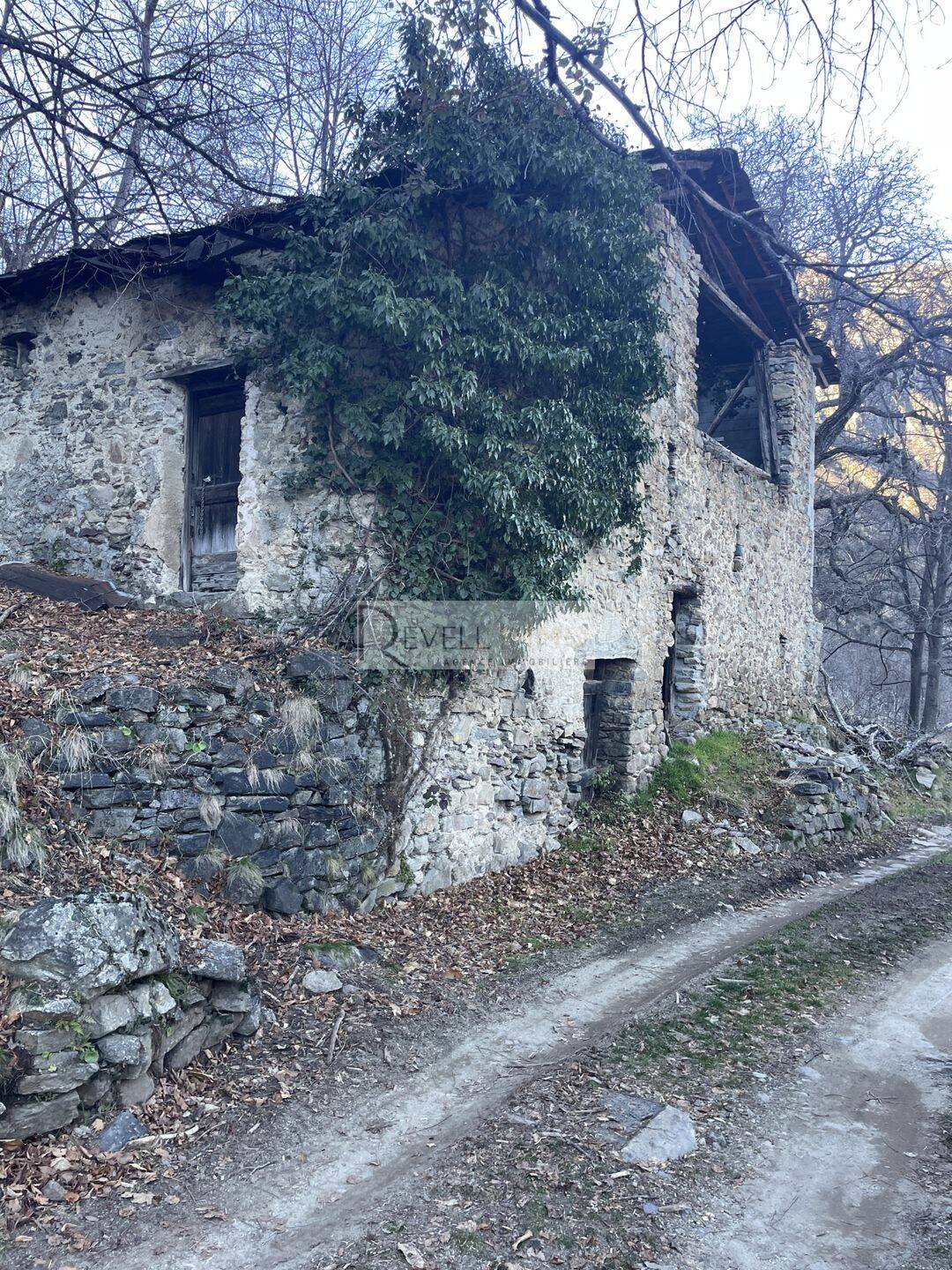 Maison 4 pièces 240 m² · à Roure · 240 m² · 45 000 €