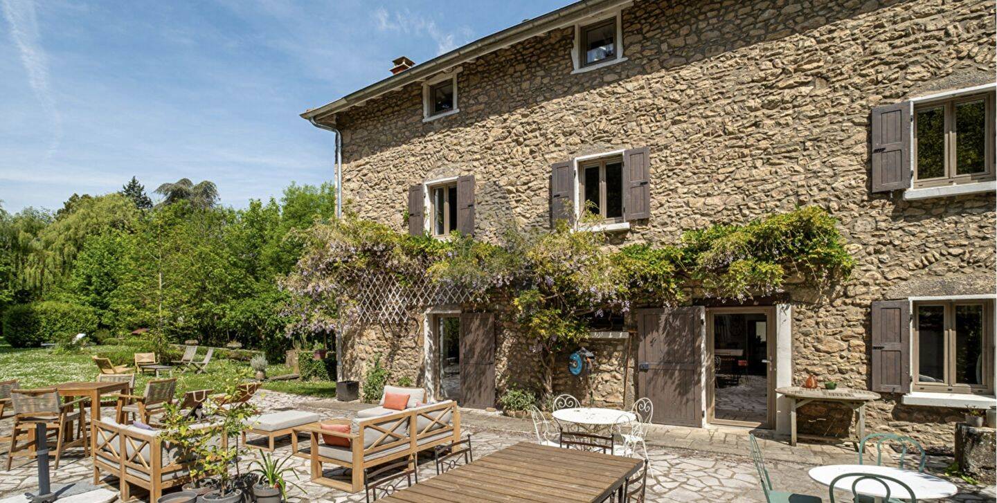 Maison 8 pièces 368 m² · à Yzeron · 368 m² · 745 000 €