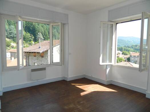 Appartement à vendre 65 000 € 3 pièces 2 chambres 63 m² Étage 3/3 Le Cheylard 07160