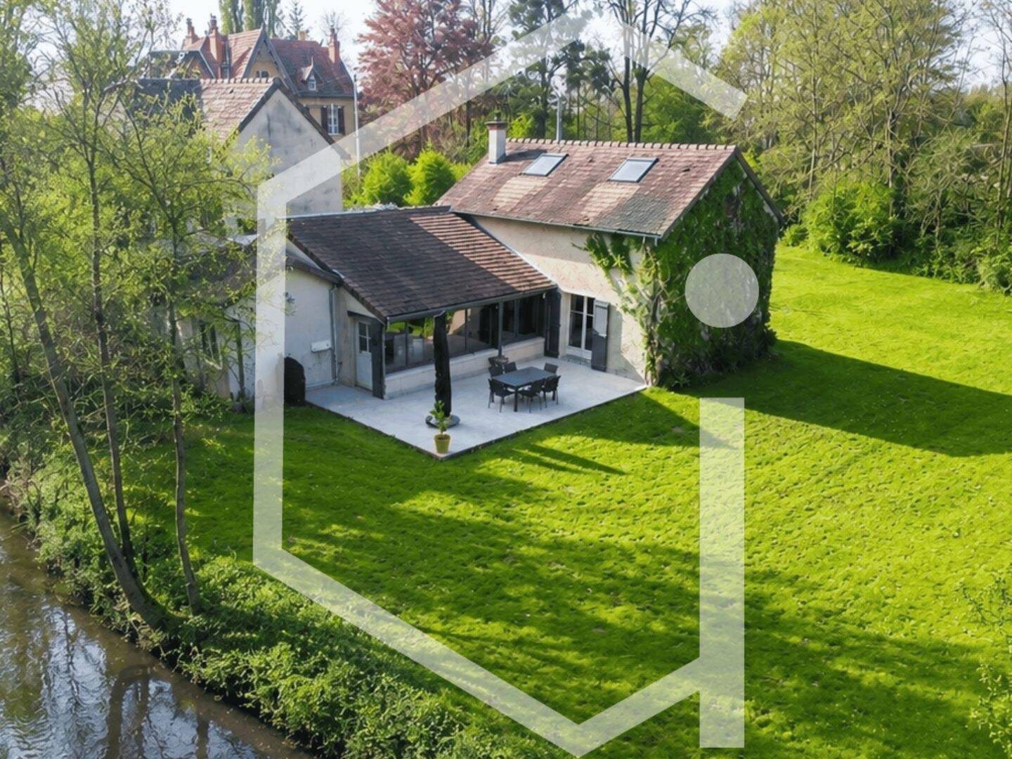 Maison 9 pièces 240 m² · à Cosne-Cours-sur-Loire · 240 m² · 259 000 €
