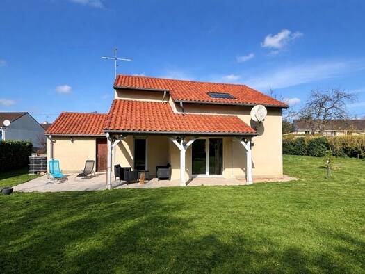 Maison à vendre 172 500 € 4 pièces 2 chambres 92 m² 737 m² de terrain Saint-Gengoux-le-National 71460