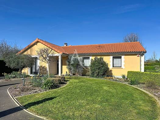 Maison de plain-pied à vendre 359 000 € 7 pièces 4 chambres 160 m² 3 516 m² de terrain Chemillé-en-Anjou 49310