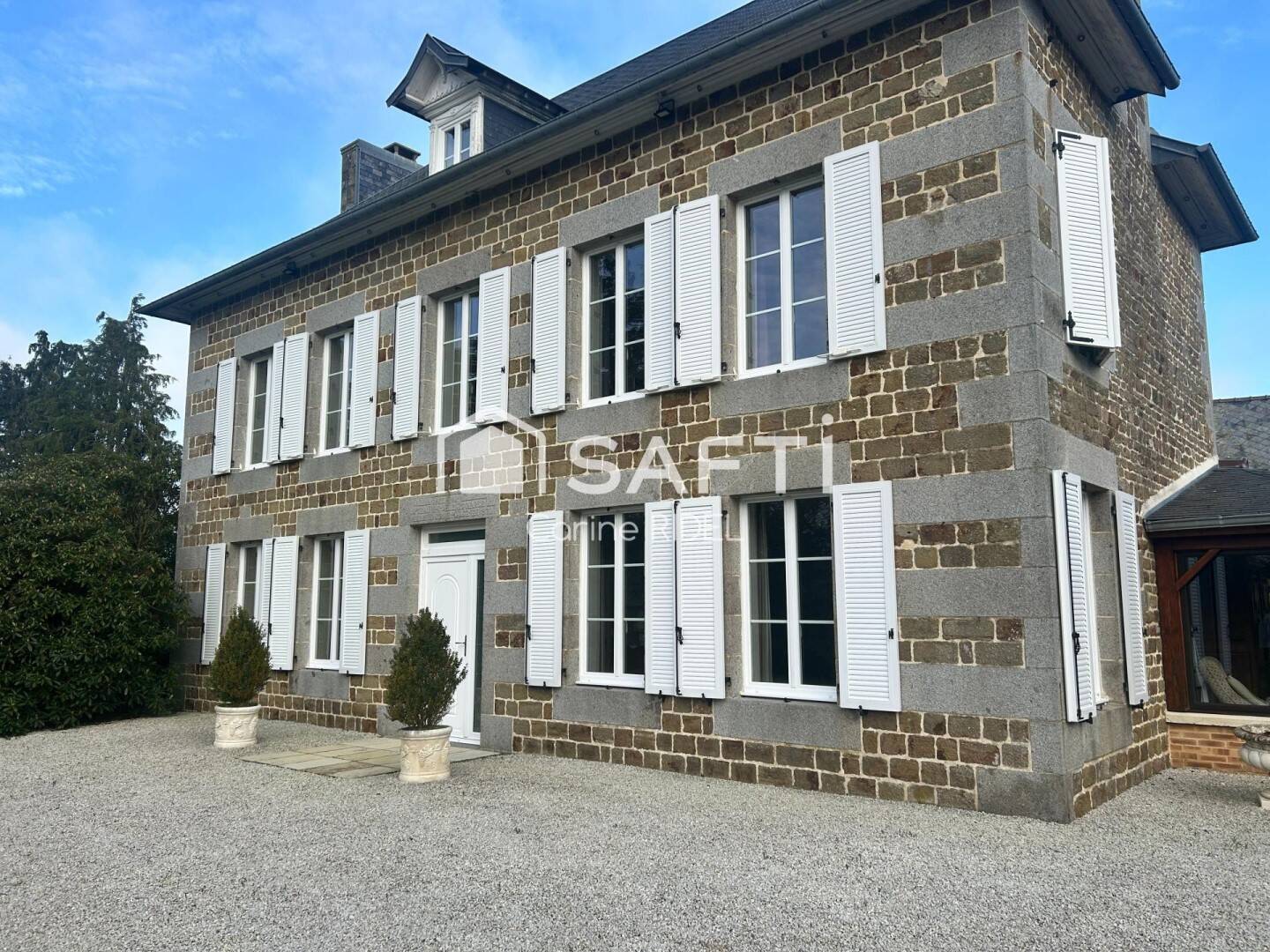 Maison 7 pièces 255 m² · à Domjean · 255 m² · 699 900 €