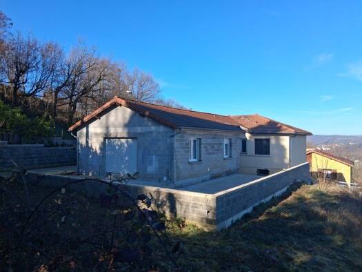 Maison de plain-pied à vendre 273 000 € 7 pièces 6 chambres 182 m² 930 m² de terrain Sud Est Le Chambon-Feugerolles 42500