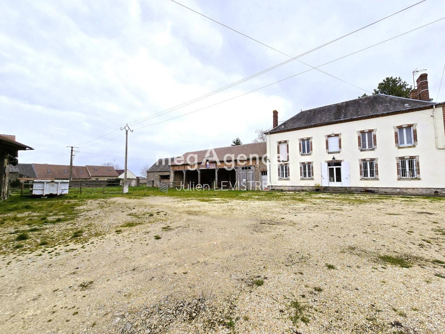Maison 7 pièces 200 m² · à Sainville · 200 m² · 360 000 €