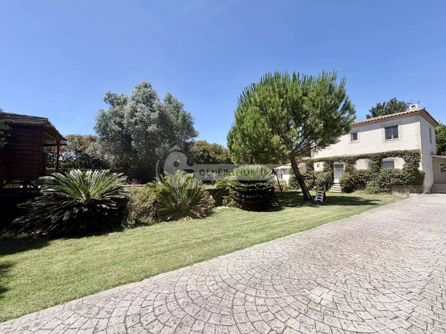 Maison 10 pièces 160 m² · à Fourques · 159,8 m² · 399 000 €
