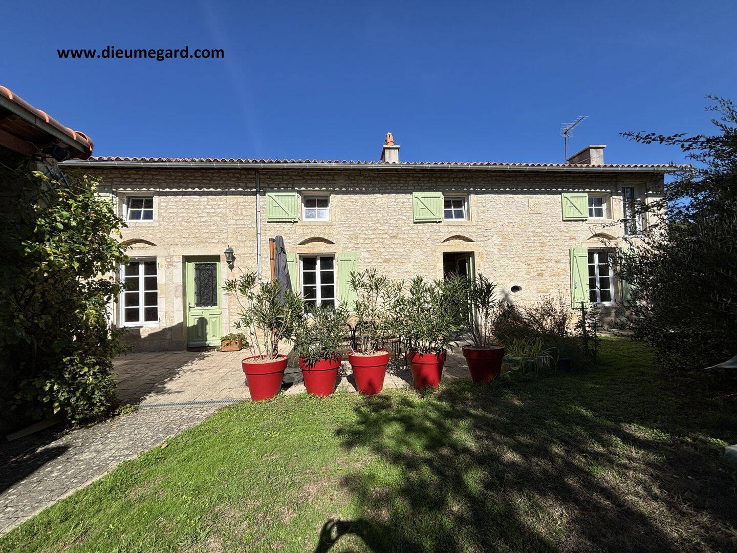 Maison 5 pièces 170 m² · à La Crèche · 169,5 m² · 299 520 €