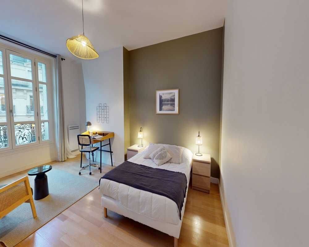 Appartement 6 pièces 150 m² · à Paris 1er Arrondissement · 150 m² · 1 290 €