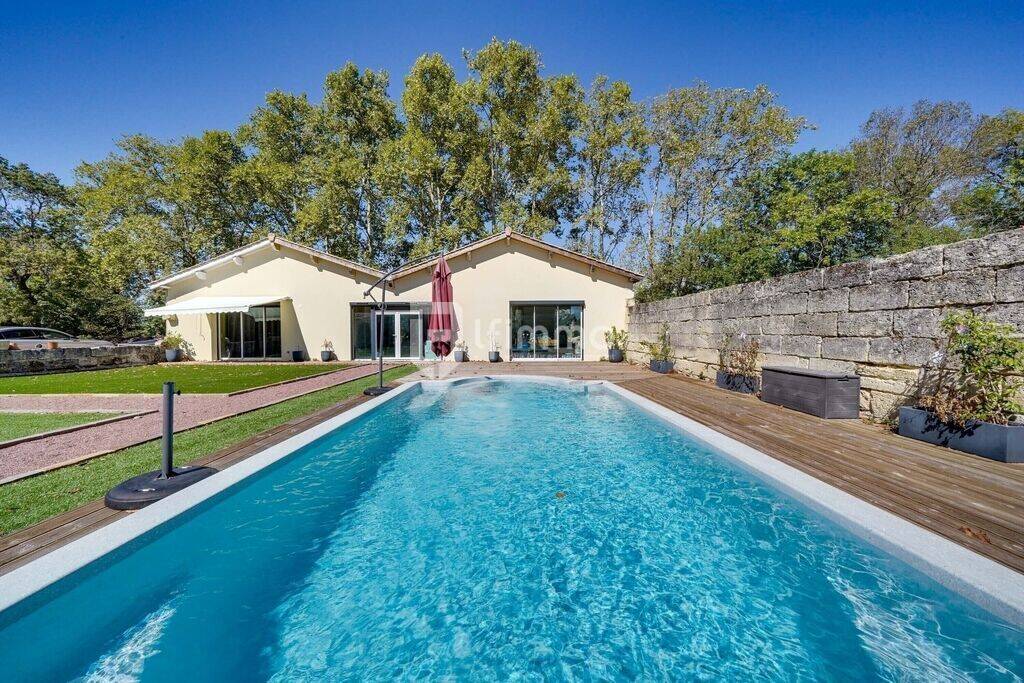 Maison 11 pièces 340 m² · à Ambarès-Et-Lagrave · 340 m² · 605 000 €