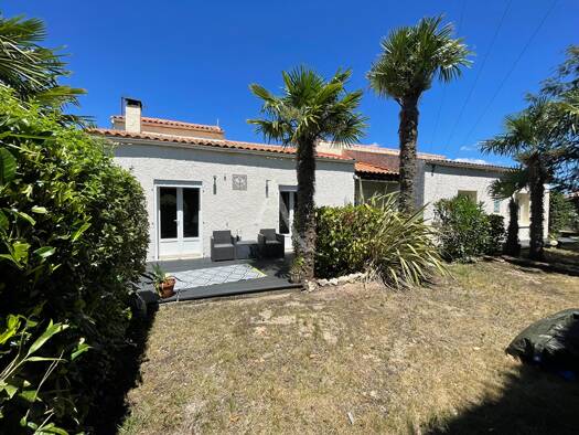 Maison à vendre 249 200 € 5 pièces 3 chambres 145 m² 771 m² de terrain Pont-l'Abbé-d'Arnoult 17250