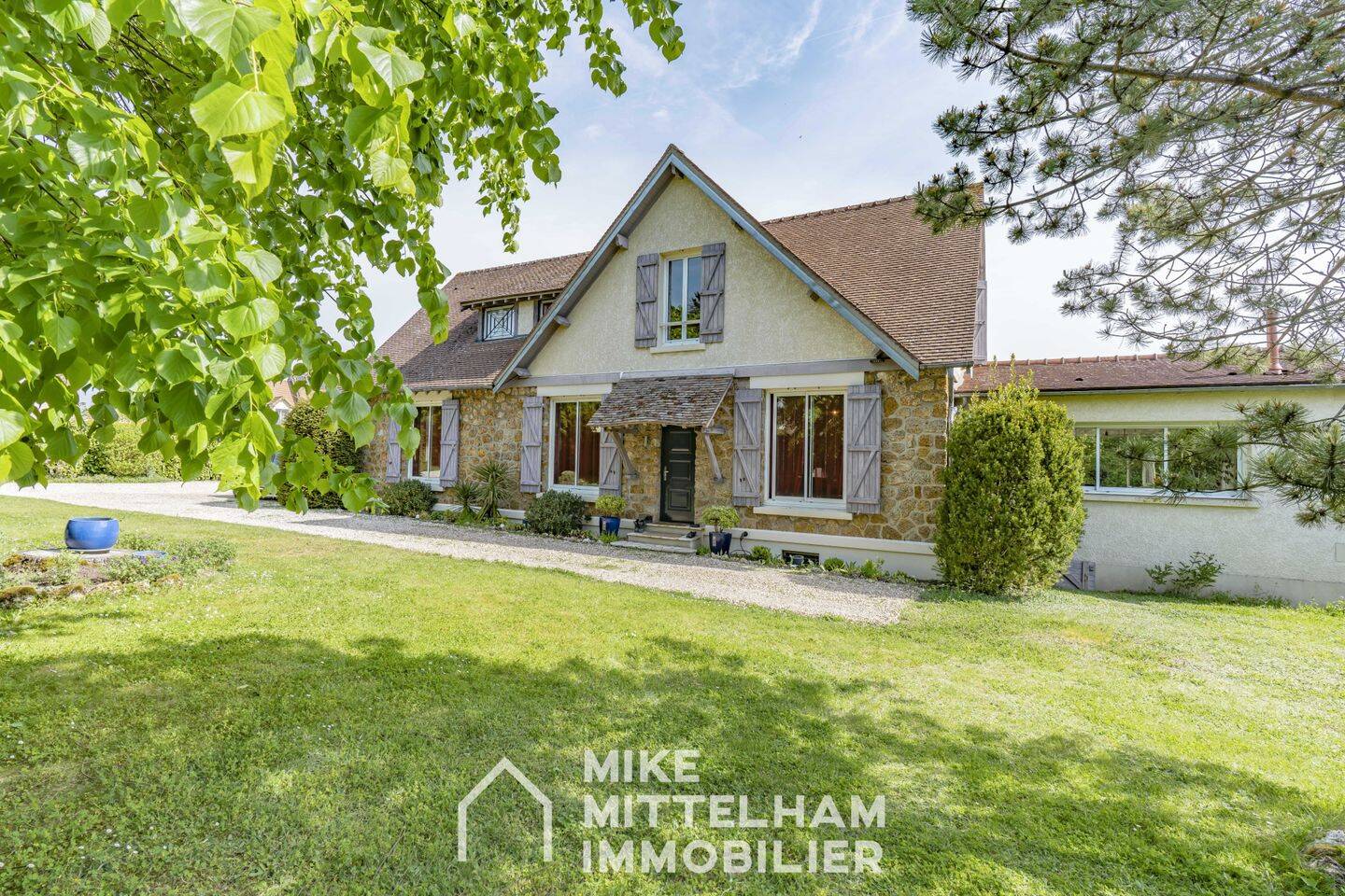 Maison 10 pièces 305 m² · à Montfort-l'Amaury · 305 m² · 925 600 €