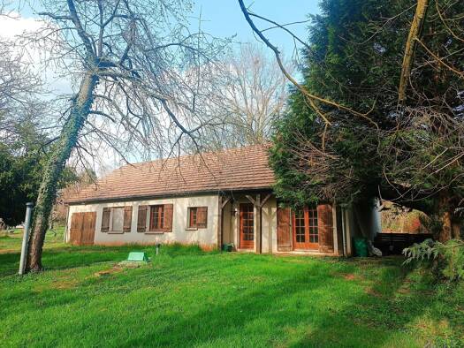 Maison de plain-pied à vendre 108 000 € 6 pièces 3 chambres 109 m² 2 500 m² de terrain Centre Ville Saint-Amand-Montrond 18200