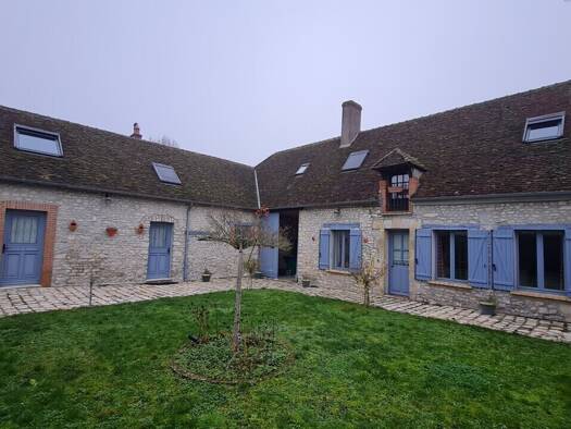 Maison à vendre 356 000 € 12 pièces 7 chambres 244 m² 3 060 m² de terrain Beaune-la-Rolande 45340