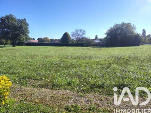 Terrain constructible viabilisé à vendre 21 002 € 1 524 m² de terrain Champagné-le-Sec 86510