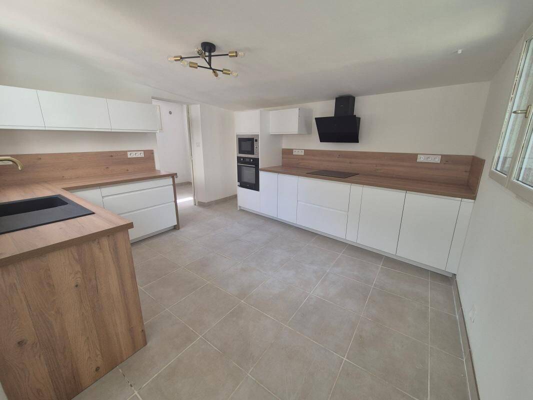Maison 3 pièces 94 m² · à Salon-de-Provence · 93,7 m² · 1 450 €/mois