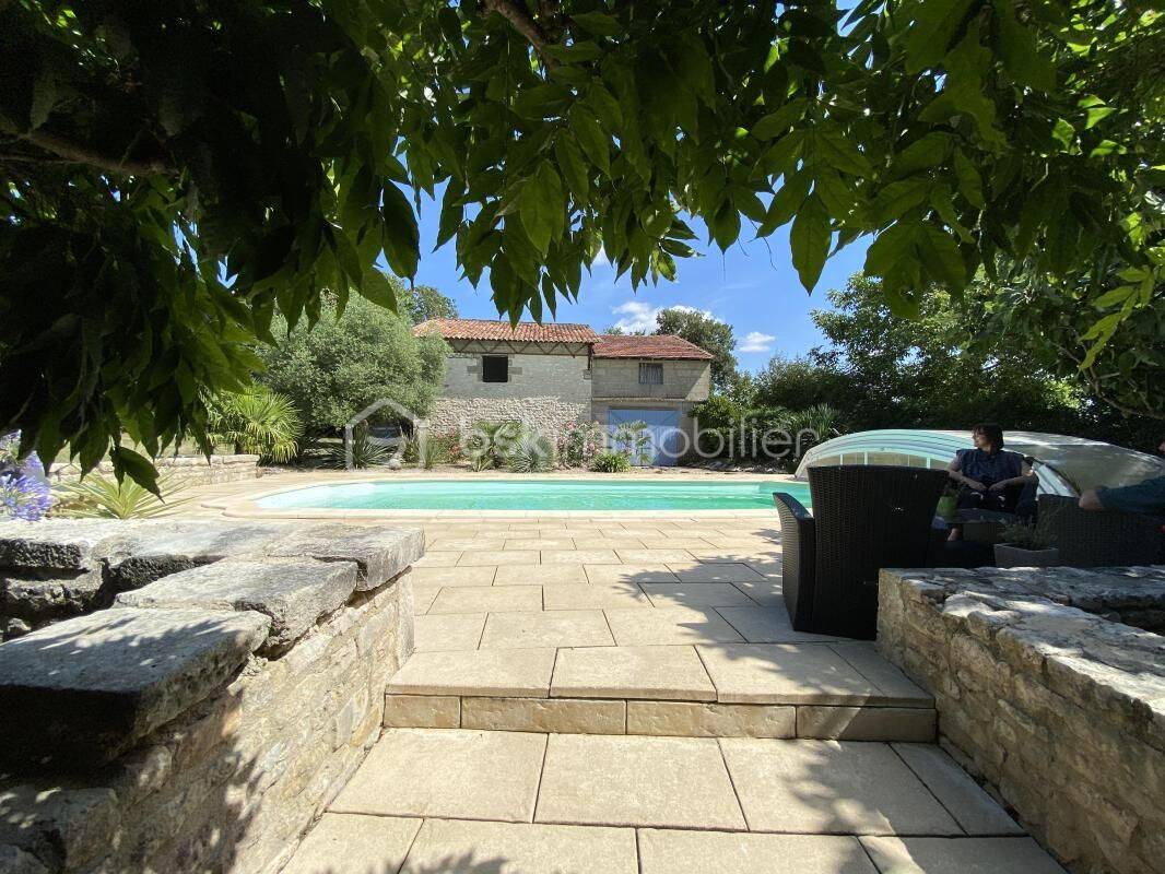 Maison 10 pièces 248 m² · à Ruffec · 248 m² · 299 900 €