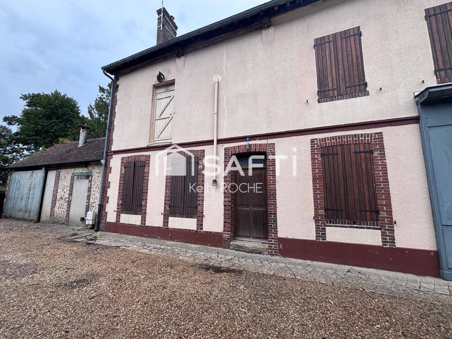 Maison 10 pièces 215 m² · à La Ferté-Vidame · 215 m² · 103 000 €