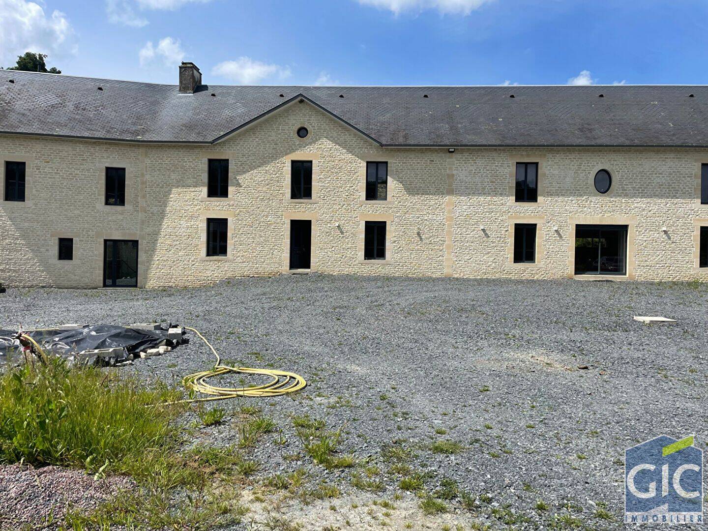 Maison 2 pièces 450 m² · à Les Monts d'Aunay · 450 m² · 1 665 000 €