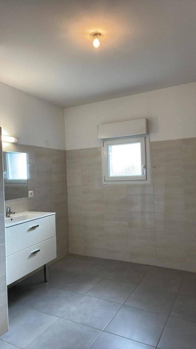 Appartement 2 pièces 67 m² · à Chassieu · 66,6 m² · 886 €